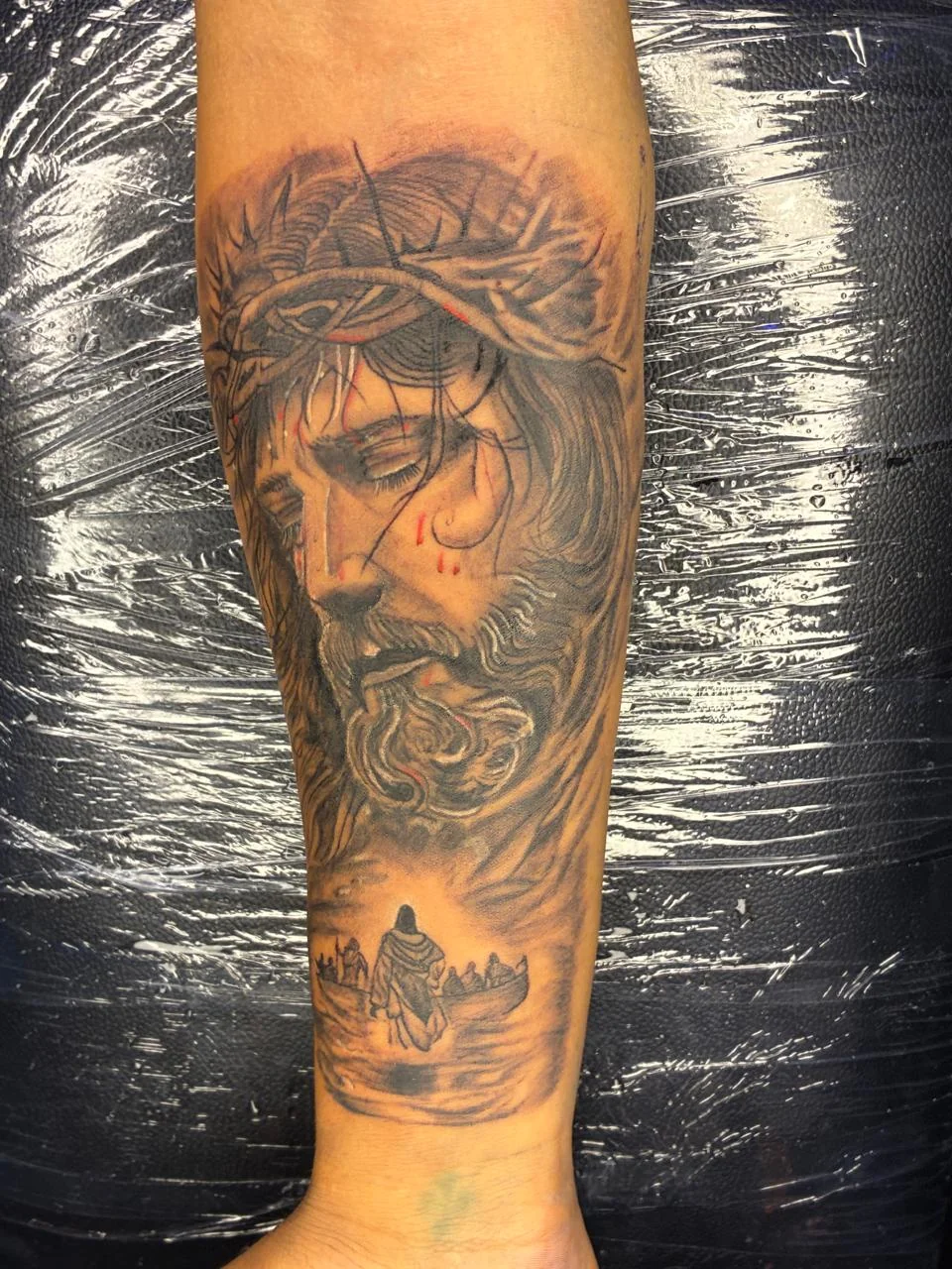 Jesus-Porträt mit biblischer Szene – Tattoo-Foto vom Studio