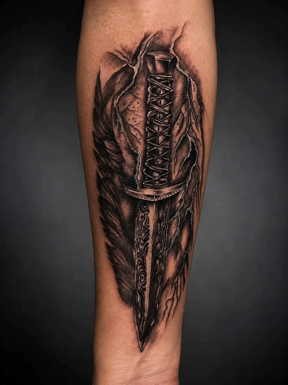 Dolch mit dunklen Schattierungen – Tattoo-Foto vom Studio