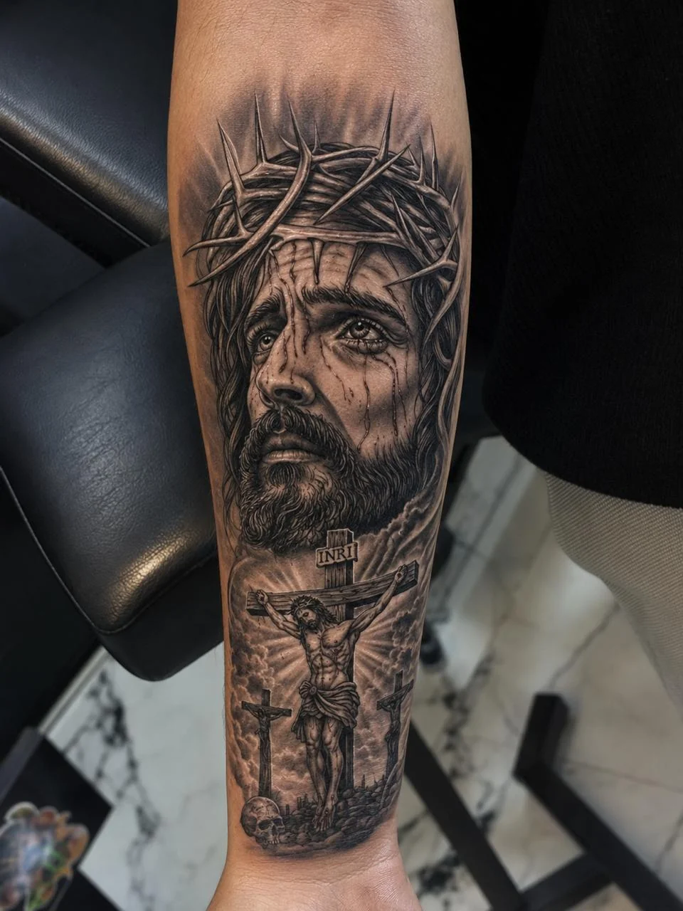 Jesus-Porträt mit Kreuzigungsszene – Tattoo-Foto